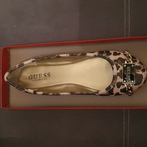 BNIB Guess Gina Leopard Flats size 8 - Picture 2 of 5